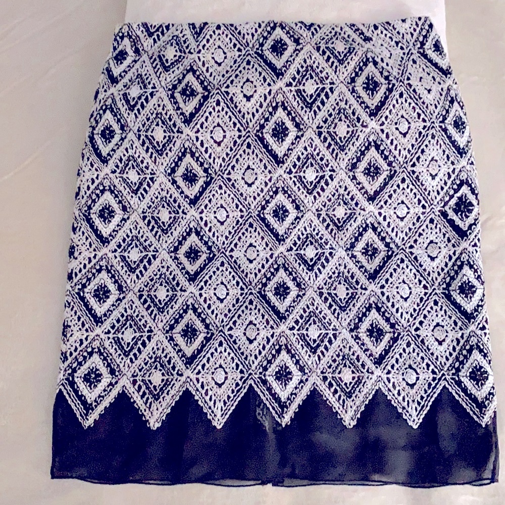 WORTH New York skirt. Black and white color